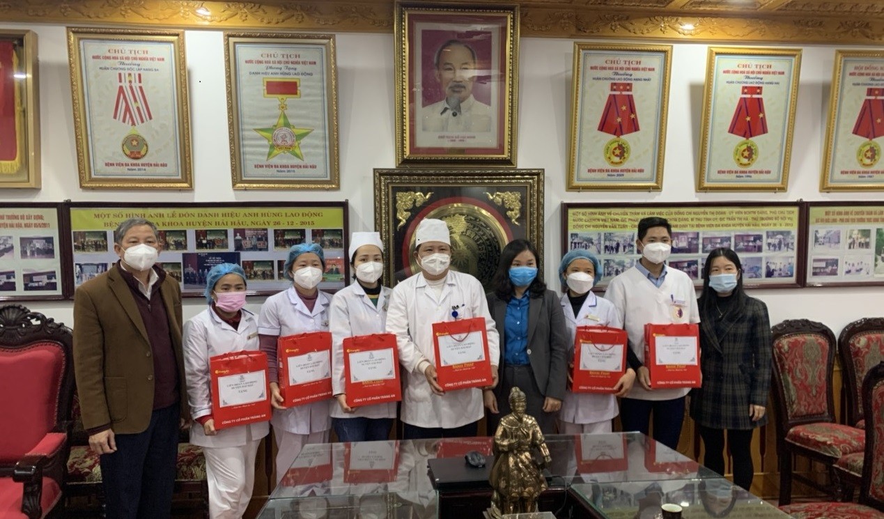Công đoàn UBND Hải Hậu huyện Hải Hậu tới thăm hỏi, động viên các Y, Bác sĩ bệnh viện